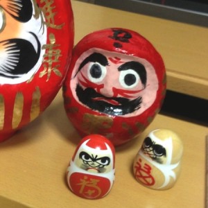 小さい二つが愛宕神社の「だるまみくじ」 小さい二つが愛宕神社の「だるまみくじ」